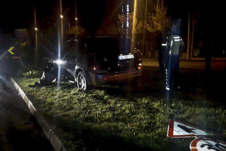 Bursa'da çaldıkları araçla kaçarken kaza yaptılar