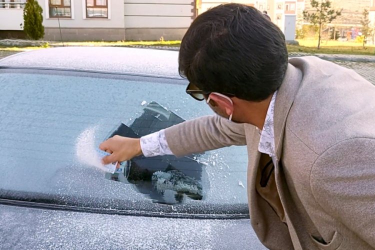 Ardahan'da otomobillerin camları buz tuttu