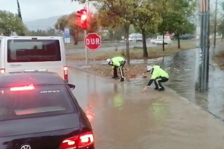 Bursa'da polis memurları, tıkanan r&ouml;garı elleriyle a&ccedil;maya &ccedil;alıştı