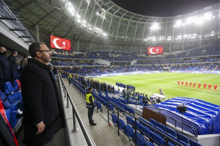 Bakan Kasapoğlu, millileri yalnız bırakmadı