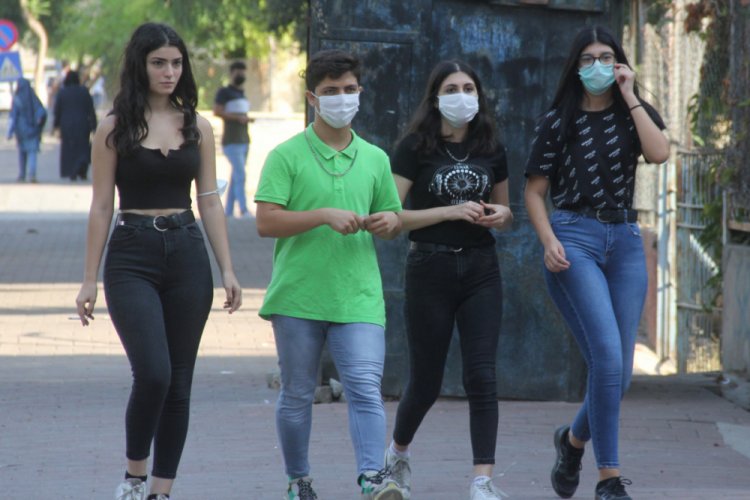 Maskeyi koluna takan kız &ouml;ğrenci polisten ka&ccedil;tı