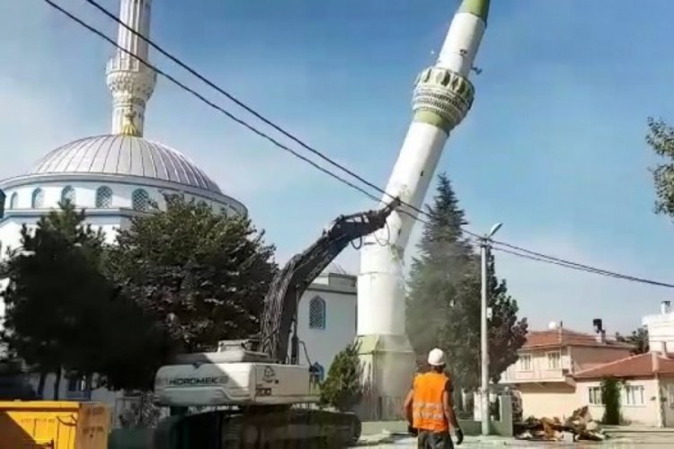 Bursa'da minare böyle yıkıldı... Film gibi izlediler