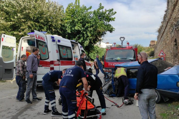 Bursa'da otomobille kamyonet çarpıştı