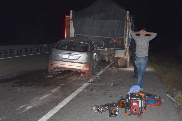 Kamyona arkadan &ccedil;arpan otomobilin s&uuml;r&uuml;c&uuml;s&uuml; &ouml;ld&uuml;
