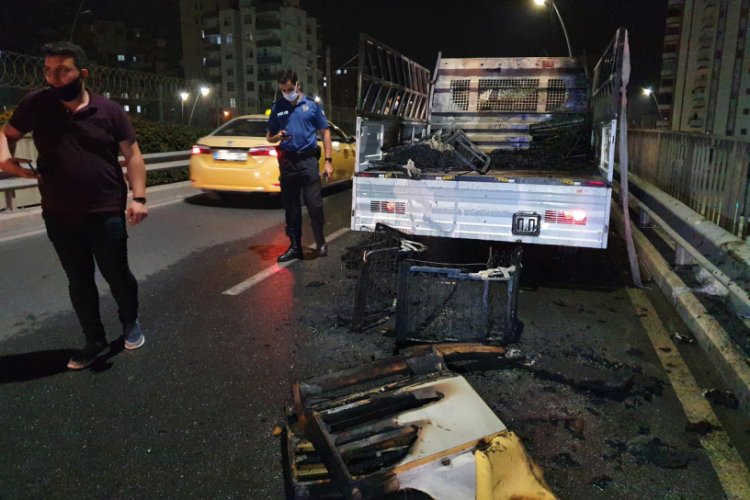 Seyir halindeki mobilya y&uuml;kl&uuml; kamyonet yanarak k&uuml;l oldu