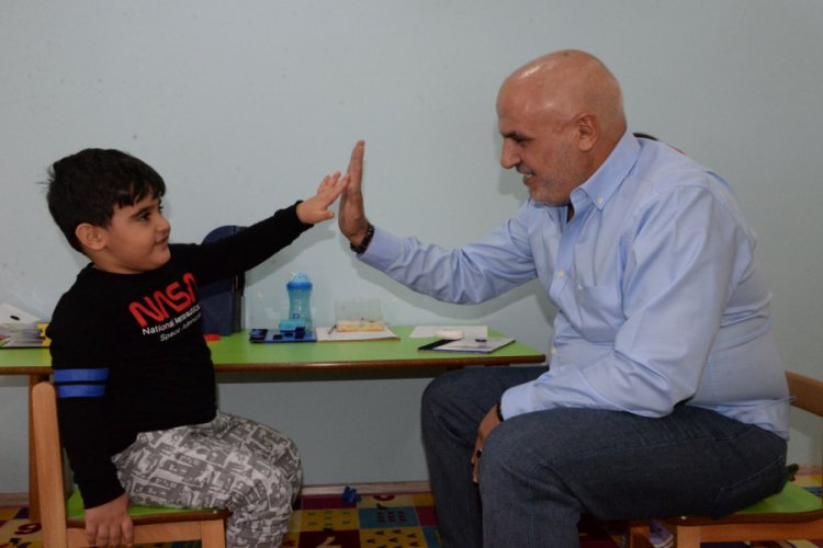 Torunu i&ccedil;in kurduğu otizm merkezinde 23 &ouml;ğrenciyi &uuml;cretsiz okutuyor