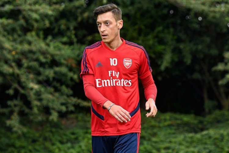 Arsenal taraftarından Mesut &Ouml;zil i&ccedil;in imza kampanyası