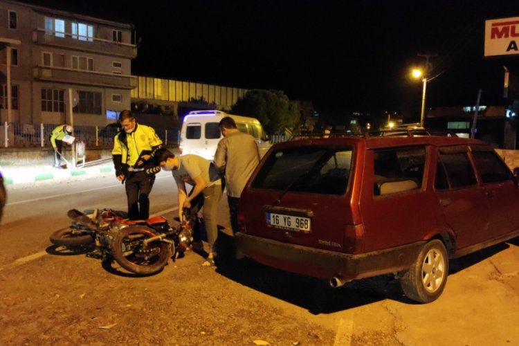 Bursa'da otomobile çarpan motosikletin sürücüsü yaralandı