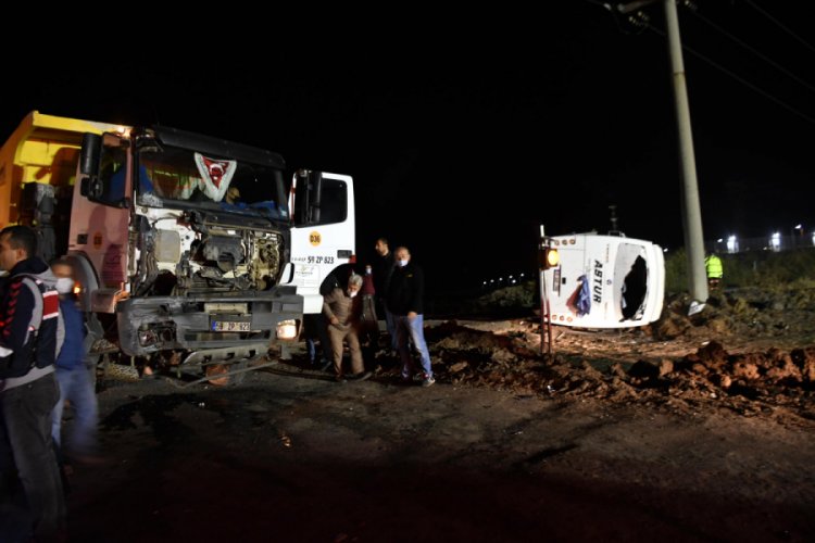 Midib&uuml;s ile hafriyat kamyonu &ccedil;arpıştı: 1 &ouml;l&uuml;, 14 yaralı