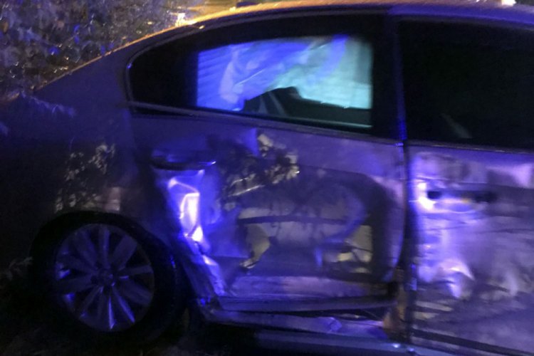 Kamyonetin &ccedil;arptığı otomobildeki aynı aileden 1'i bebek 5 kişi yaralandı