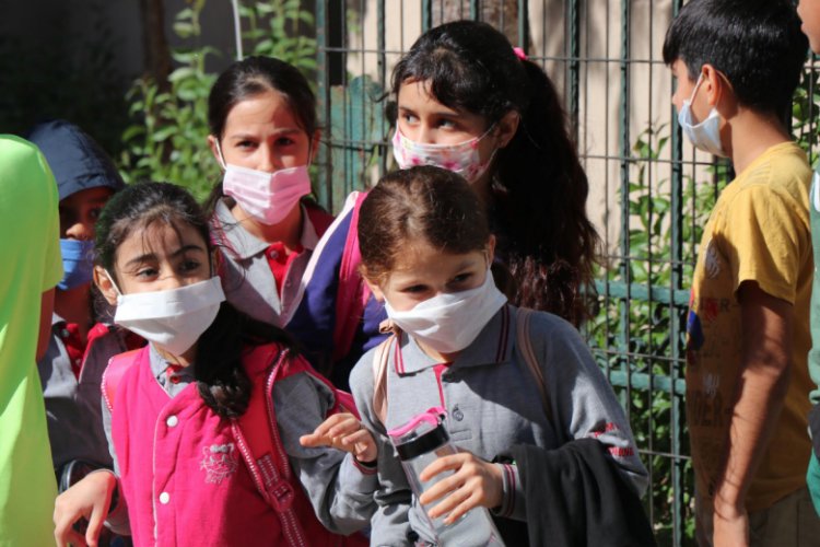 Prof. Dr. Ertuğrul: Maske değiştiren &ccedil;ocukların hastalık bulaştırma riski var