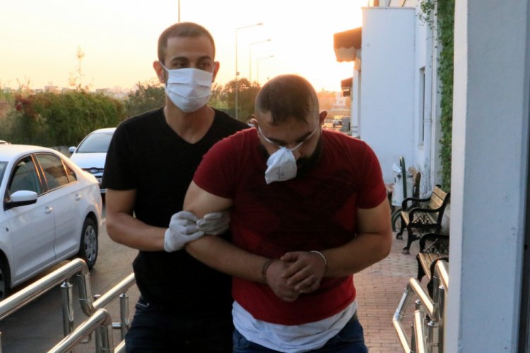 Polis aracına &ccedil;arpıp ka&ccedil;an uyuşturucu tacirleri tutuklandı