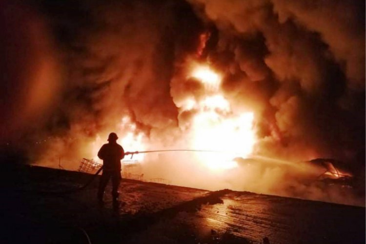 Kau&ccedil;uk imalathanesindeki yangın 5 saatte s&ouml;nd&uuml;r&uuml;ld&uuml;