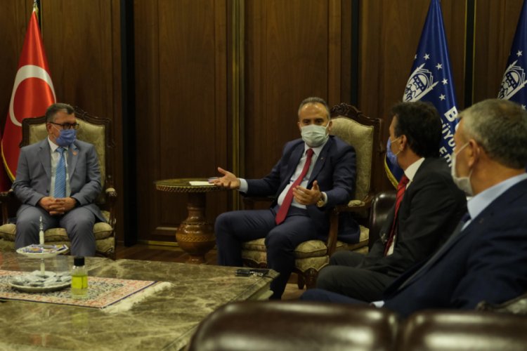 Bursa B&uuml;y&uuml;kşehir Belediye Başkanı Aktaş, demokrasinin u&ccedil; beylerini ağırladı