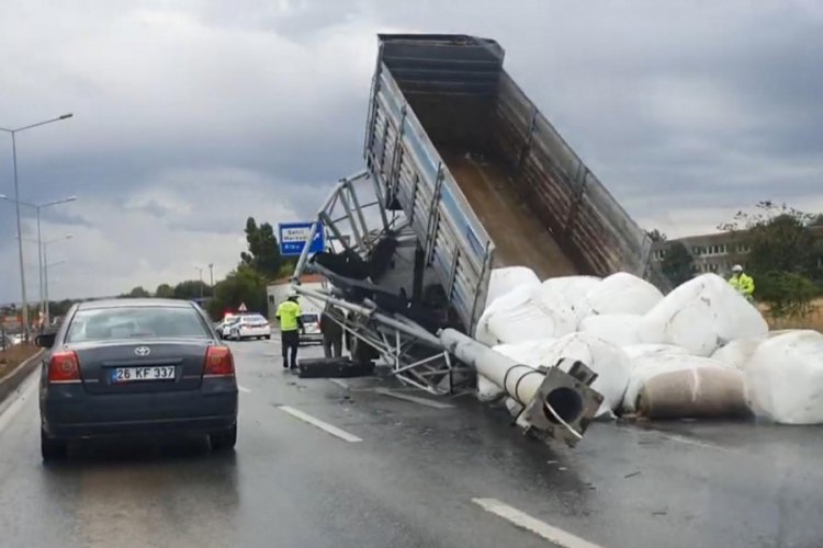 Damperi a&ccedil;ılan kamyon, y&ouml;n tabelasını yıktı