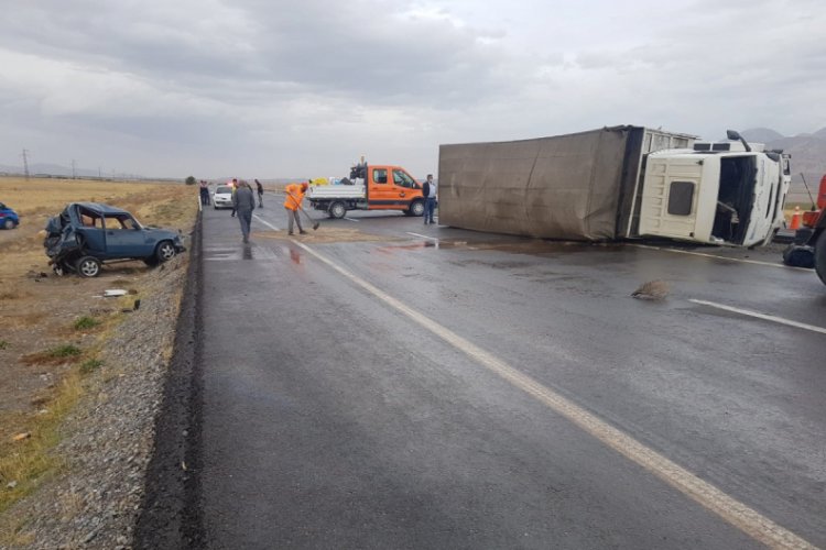 Kazada yola savrulan yolcu, devrilen TIR'ın altında can verdi
