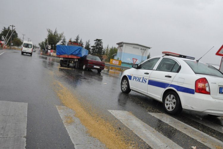 Trakt&ouml;r ile otomobil &ccedil;arpıştı: 2 yaralı