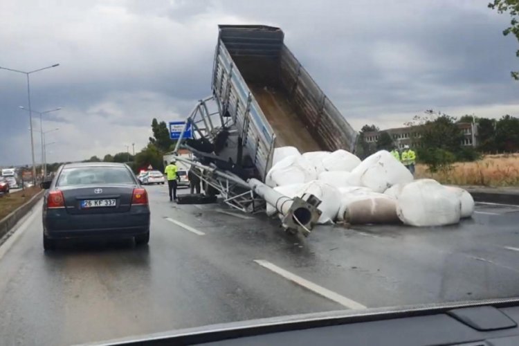 Kamyon damperinde taşınan kumaş yola sa&ccedil;ıldı