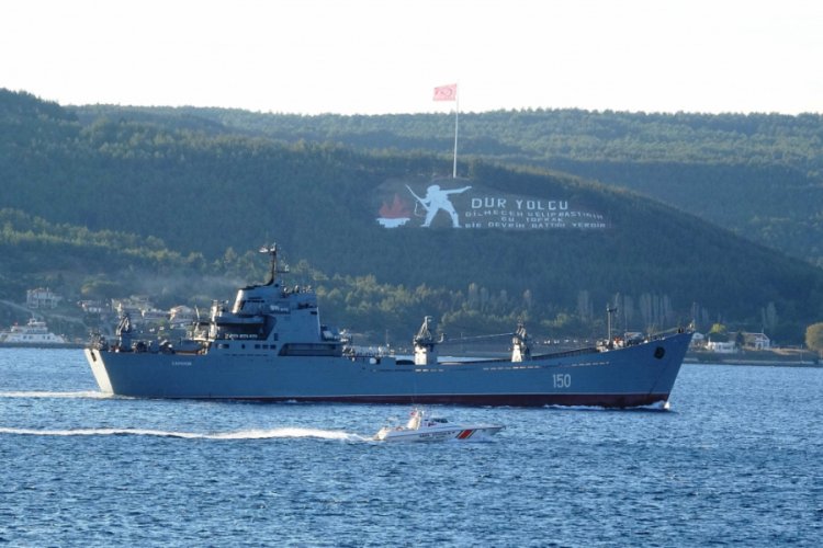 Rus savaş gemisi &Ccedil;anakkale Boğazı'ndan ge&ccedil;ti