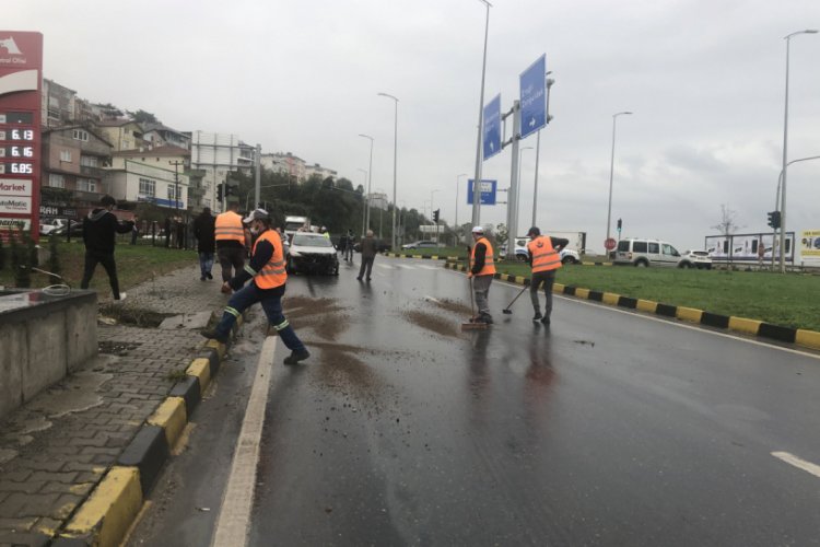Kazaya karışan tırdan d&ouml;k&uuml;len mazot, başka kazaya neden oldu