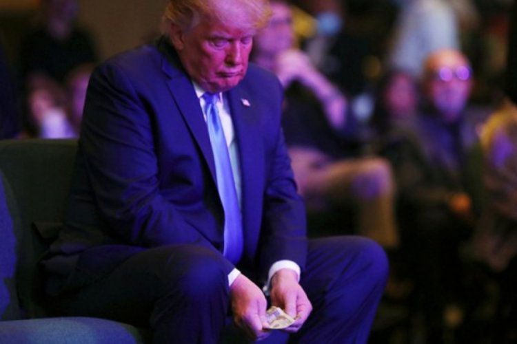 Trump, paralarını sayarak bağış yaptı