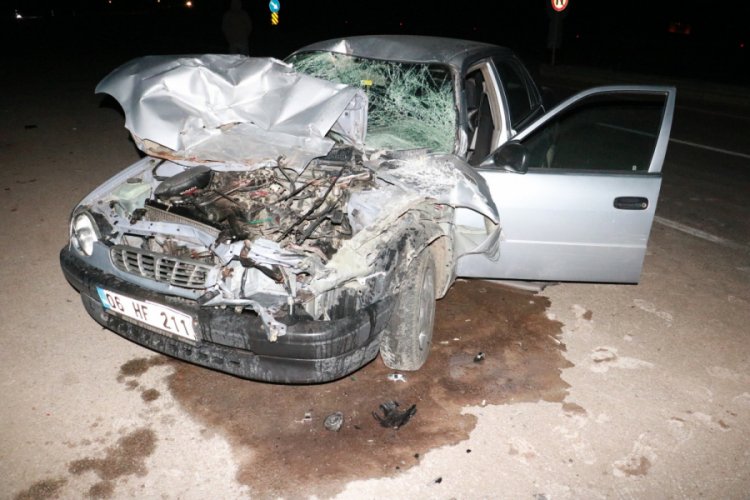 Otomobil pancar y&uuml;kl&uuml; tırın altına girdi