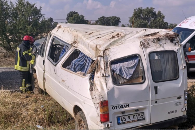 Minib&uuml;s tarlaya yuvarlandı: 1'i bebek, 5 yaralı