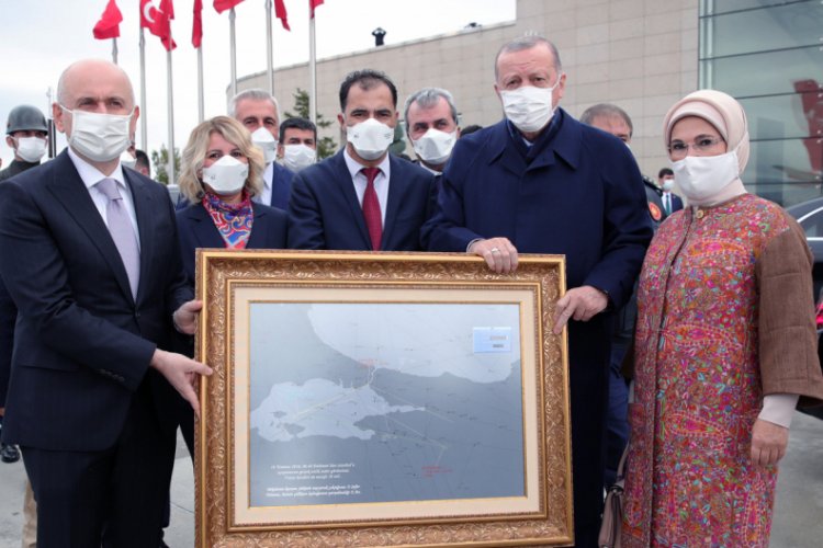 Cumhurbaşkanı Erdoğan'a 15 Temmuz'da &ccedil;izdiği rotanın tablosu hediye edildi
