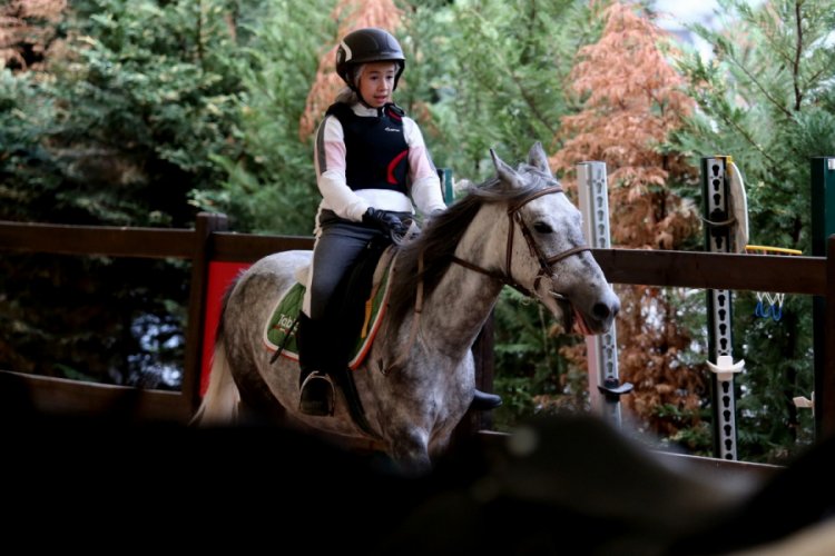 Bursa'da çocuklar at binerek özgüven kazanıyor