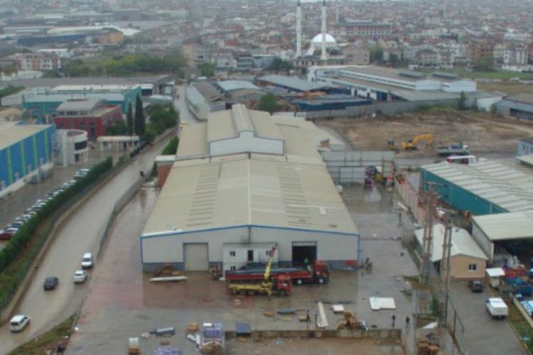 Kiracı olduğu fabrikayı tahliye ederken, binayı s&ouml;k&uuml;p g&ouml;t&uuml;rd&uuml;
