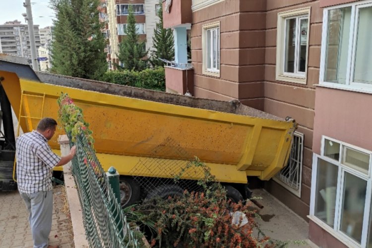 Freni boşalan hafriyat kamyonu apartmana girdi