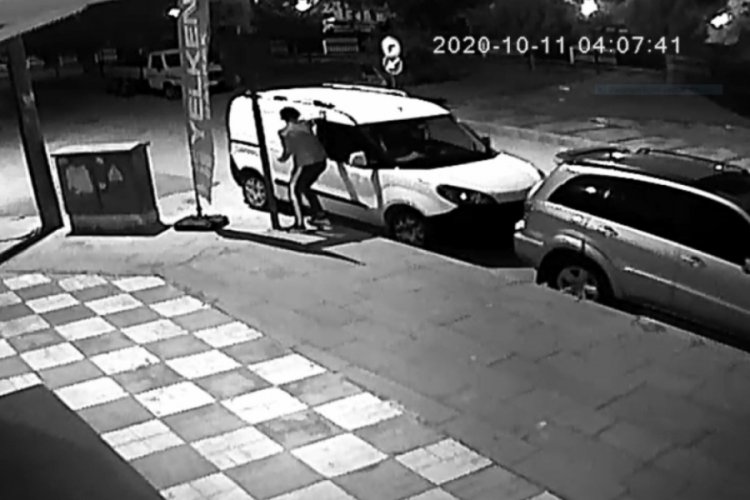 Soyduğu aracın kapasının kapatmak i&ccedil;in d&ouml;nd&uuml;