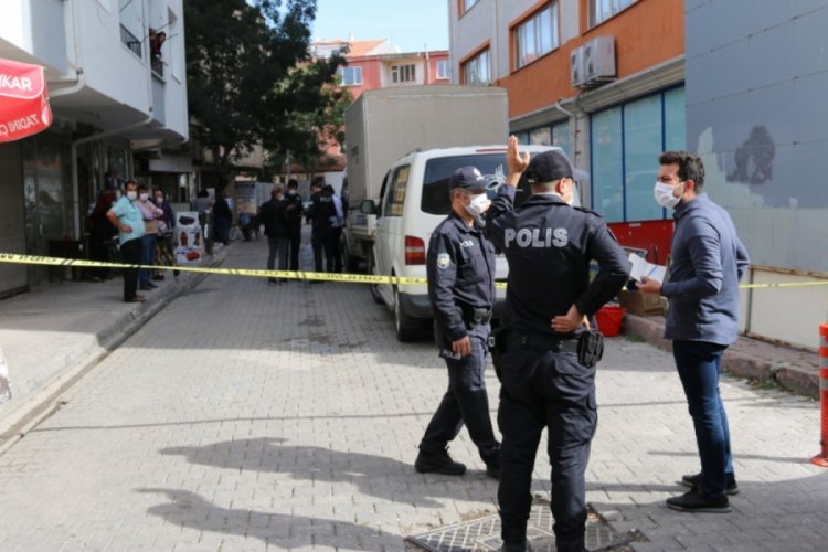 &Ccedil;ocuklarını almaya gelen karısına mahkeme &ouml;n&uuml;nde kurşun yağdırdı