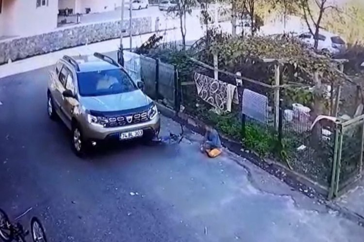 &Ccedil;ocuğun &ouml;n&uuml;ndeki bisikleti ezerek yoluna devam etti