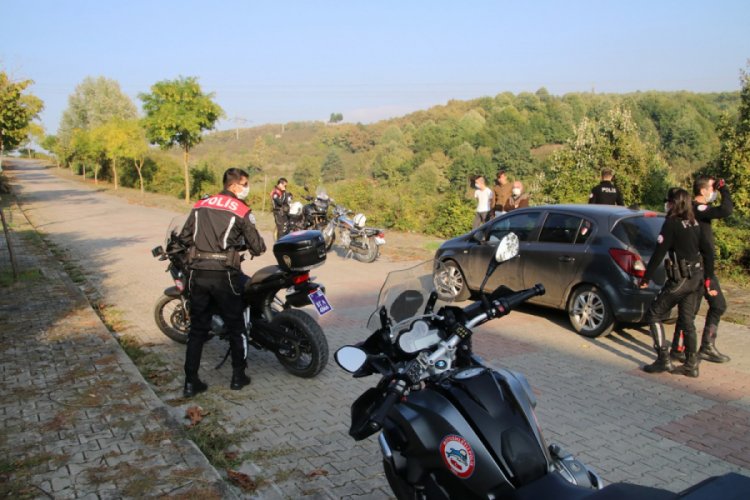 Plakasına maske takan ehliyetsiz motosiklet s&uuml;r&uuml;c&uuml;s&uuml; kovalamacayla yakalandı
