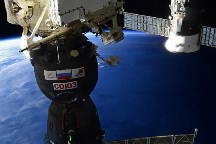 Soyuz MS-16 kaps&uuml;l&uuml; d&uuml;nyaya d&ouml;nd&uuml;
