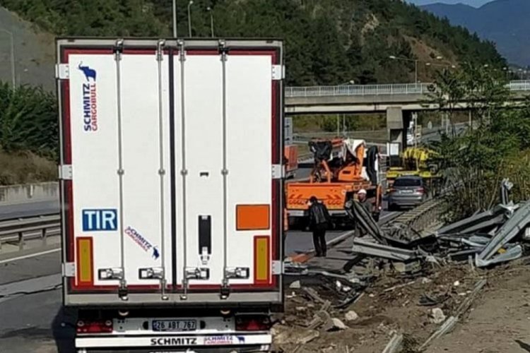 Kontrolden &ccedil;ıkan tır bariyerlere &ccedil;arptı