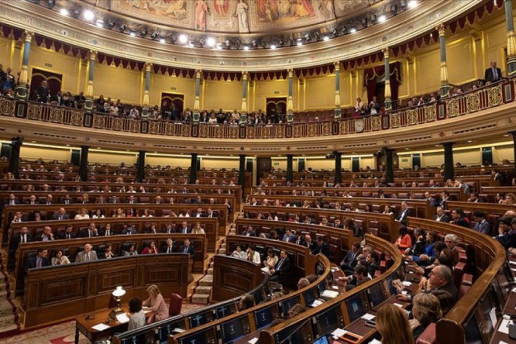 İspanyol meclisi h&uuml;k&uuml;meti d&uuml;ş&uuml;rme &ouml;nergesini reddetti