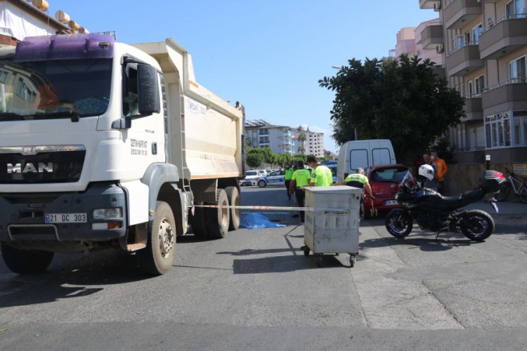 Bisikletiyle kamyonun altında kalan Svetlana &ouml;ld&uuml;