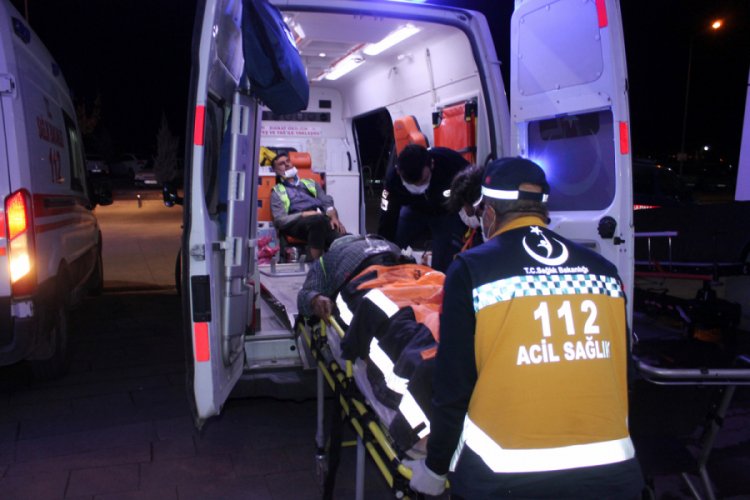 Otoyol işçilerini taşıyan minibüs devrildi: 14 yaralı