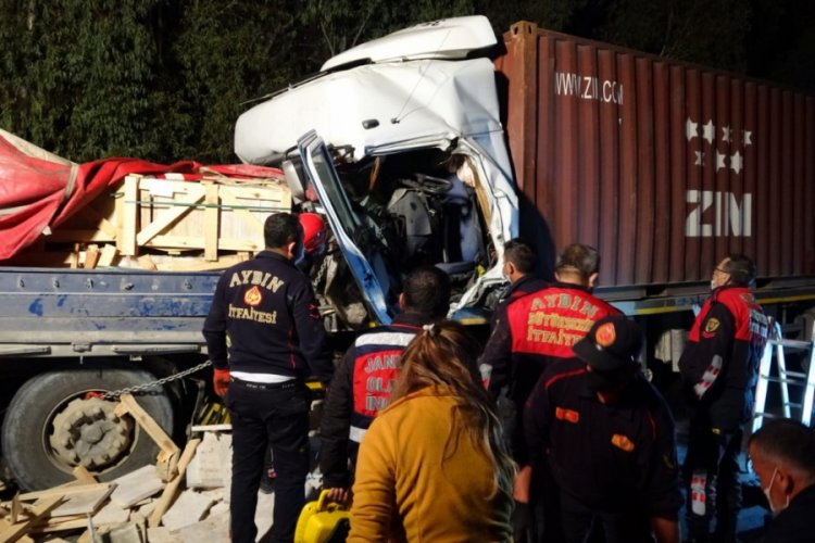 Mermer y&uuml;kl&uuml; TIR'a arkadan &ccedil;arpan TIR'ın şof&ouml;r&uuml; &ouml;ld&uuml;