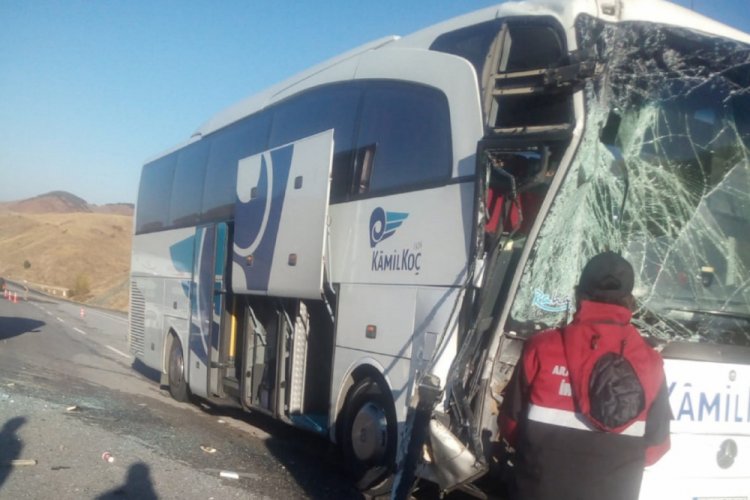 Yolcu otob&uuml;s&uuml; TIR'a arkadan &ccedil;arptı: 6 yaralı