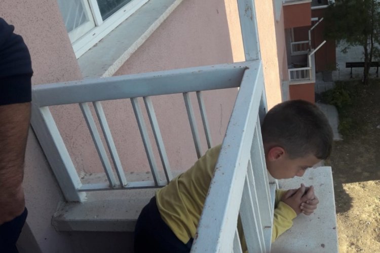 Başı, balkon demirine sıkışan &ccedil;ocuğu itfaiye kurtardı