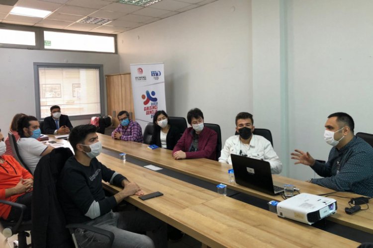 Bursa Gürsu'da genç girişimciler sertifikalarını aldı