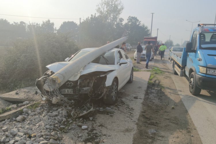 Bursa'da yol kenarındaki direğe çarpan otomobilin sürücüsü kaçtı