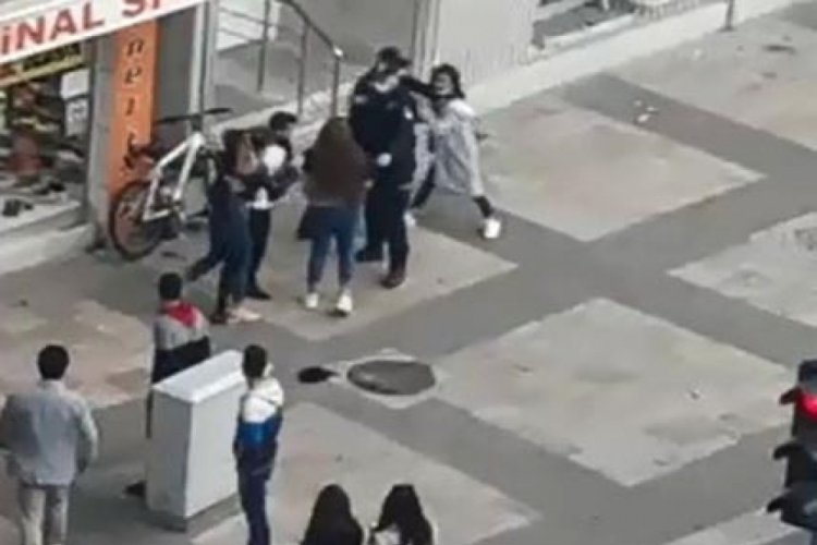 Gen&ccedil; kızların tekme ve yumruklu kavgası kamerada
