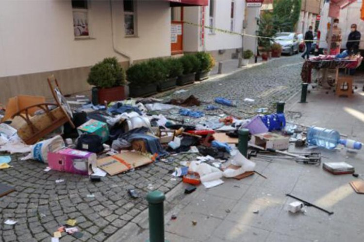 Evdeki eşyaları pencereden sokağa attı