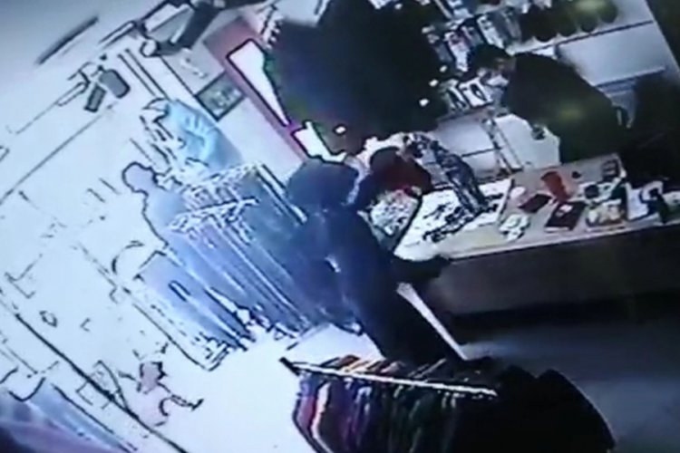 Yanında &ccedil;ocukla 'tırnak&ccedil;ılık' yapan kadın, yakalandı