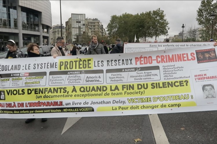 Paris'te çocukları hükümet tarafında ellerinden alınan ailelerden protesto