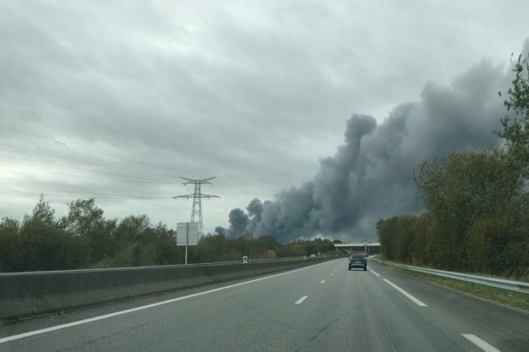 Fransa'da 8 bin metrekarelik depoda yangın